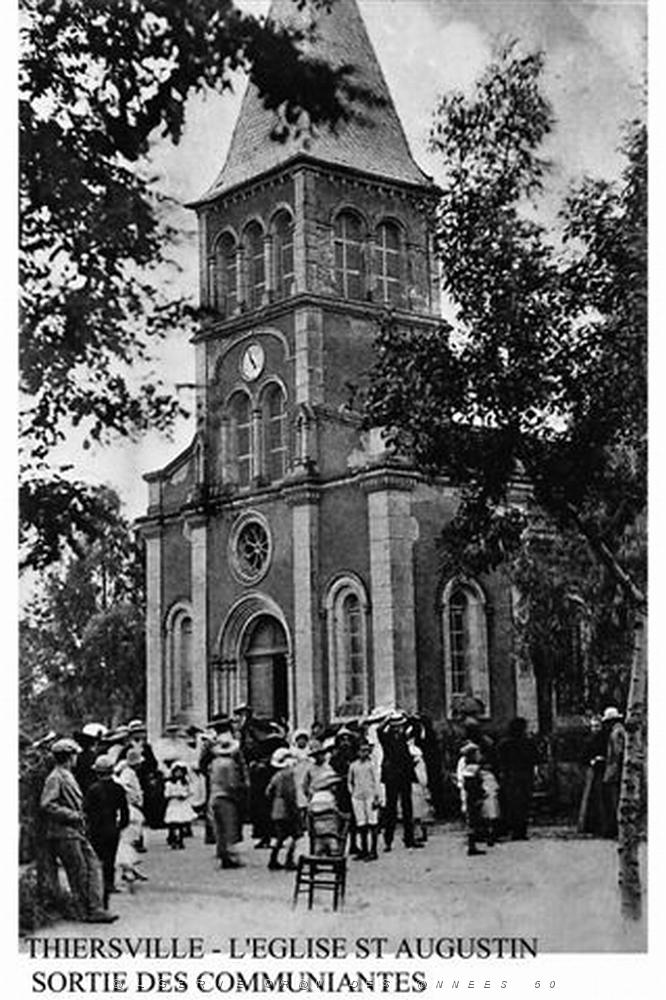 THIERSVILLE - L'EGLISE ST AUGUSTIN - SORTIE DES COMMUNIANTES.jpg